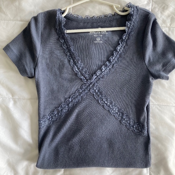 Hollister Tops - hollister lace cropped baby tee